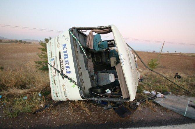 Konya’da yolcu midibüsü devrildi: 23’ü öğrenci, 27 kişi yaralandı