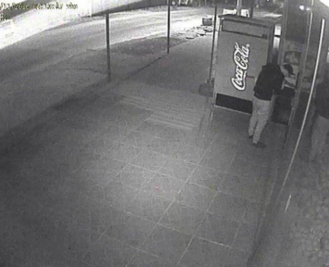 Market hırsızı güvenlik kamerasına yakalandı