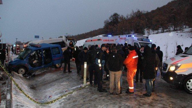 Askeri araç ve yolcu minibüsü çarpıştı: 2 şehit, 10 yaralı