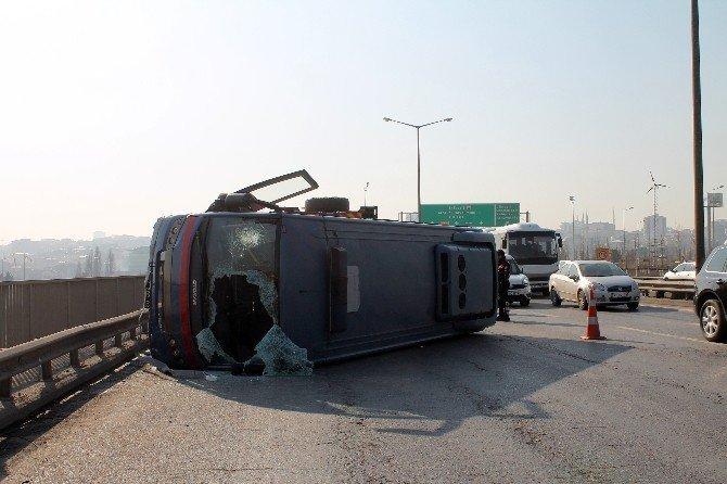 Tem otoyolunda cezaevi aracı devrildi