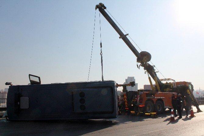 Tem otoyolunda cezaevi aracı devrildi