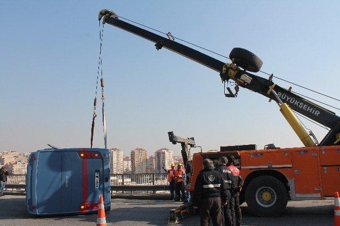 Tem otoyolunda cezaevi aracı devrildi