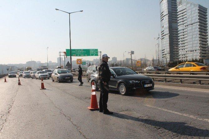 Tem otoyolunda cezaevi aracı devrildi