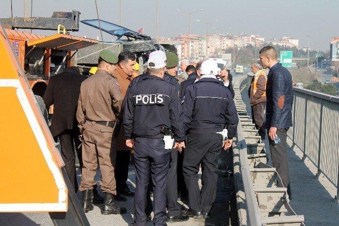 Tem otoyolunda cezaevi aracı devrildi