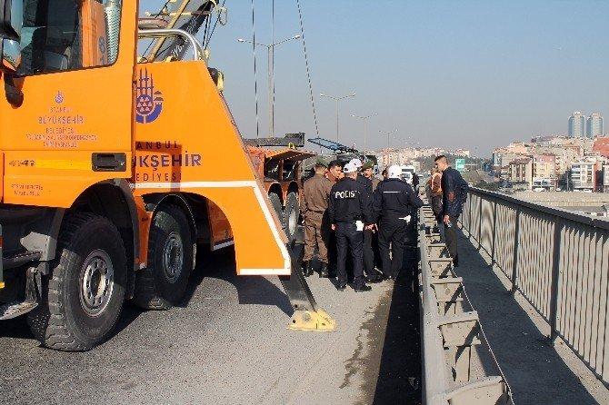 Tem otoyolunda cezaevi aracı devrildi