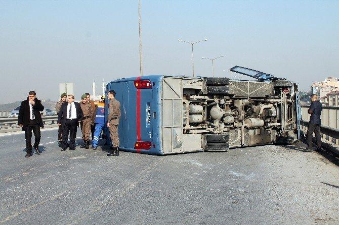 Tem otoyolunda cezaevi aracı devrildi