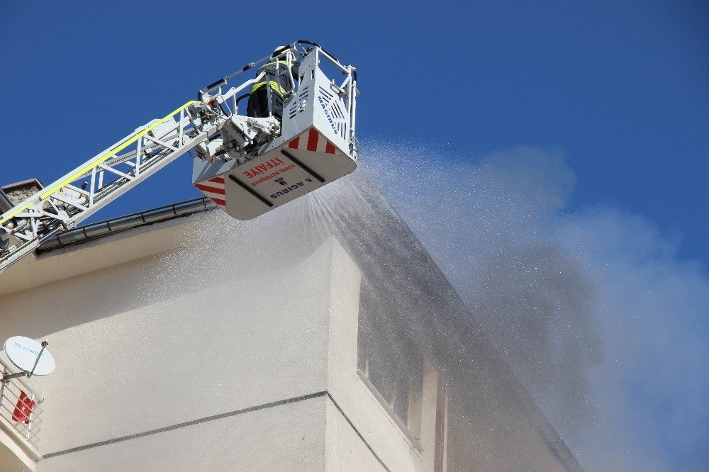 Kendisini terk eden eşine kızıp evini ateşe verdi