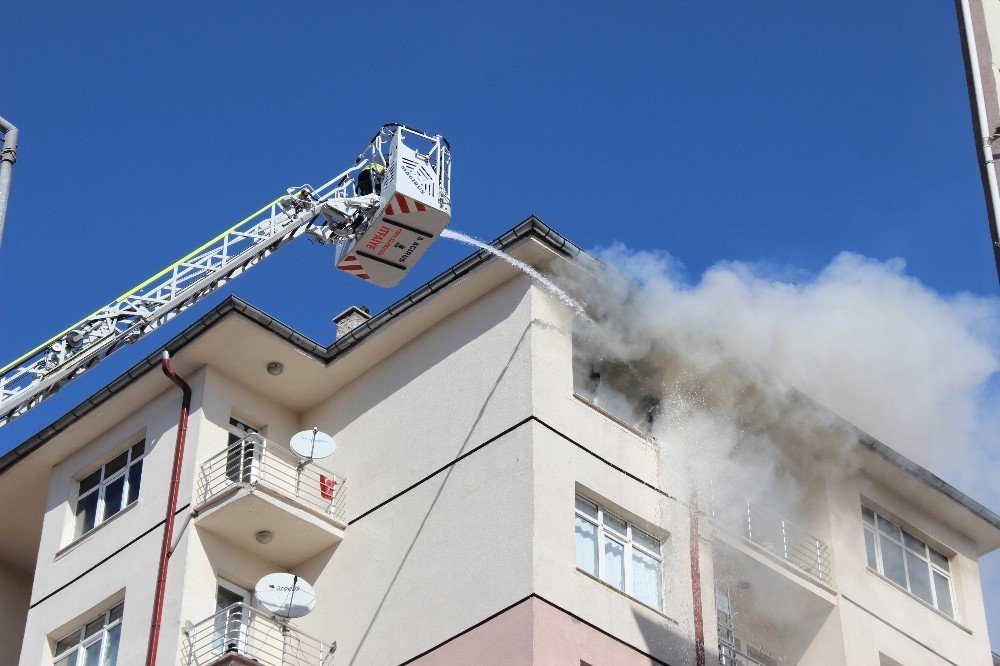 Kendisini terk eden eşine kızıp evini ateşe verdi