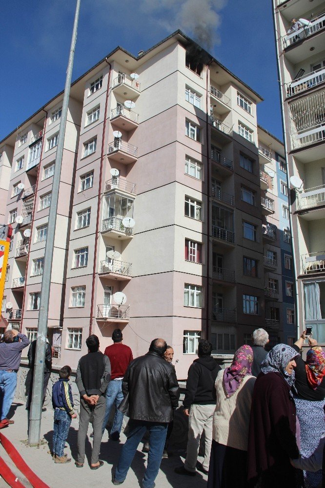 Kendisini terk eden eşine kızıp evini ateşe verdi