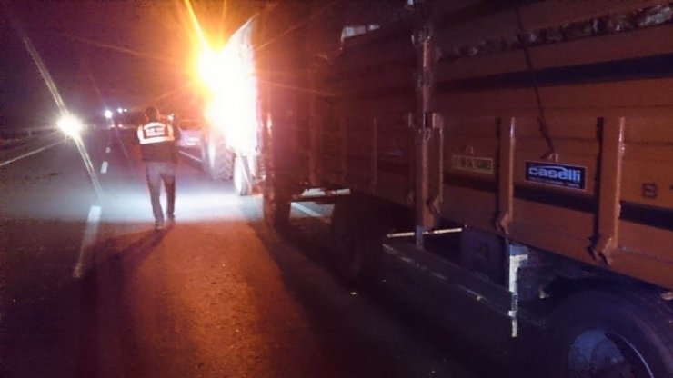 Otomobil traktöre bağlı römorka çarptı: 2 ölü, 3 yaralı