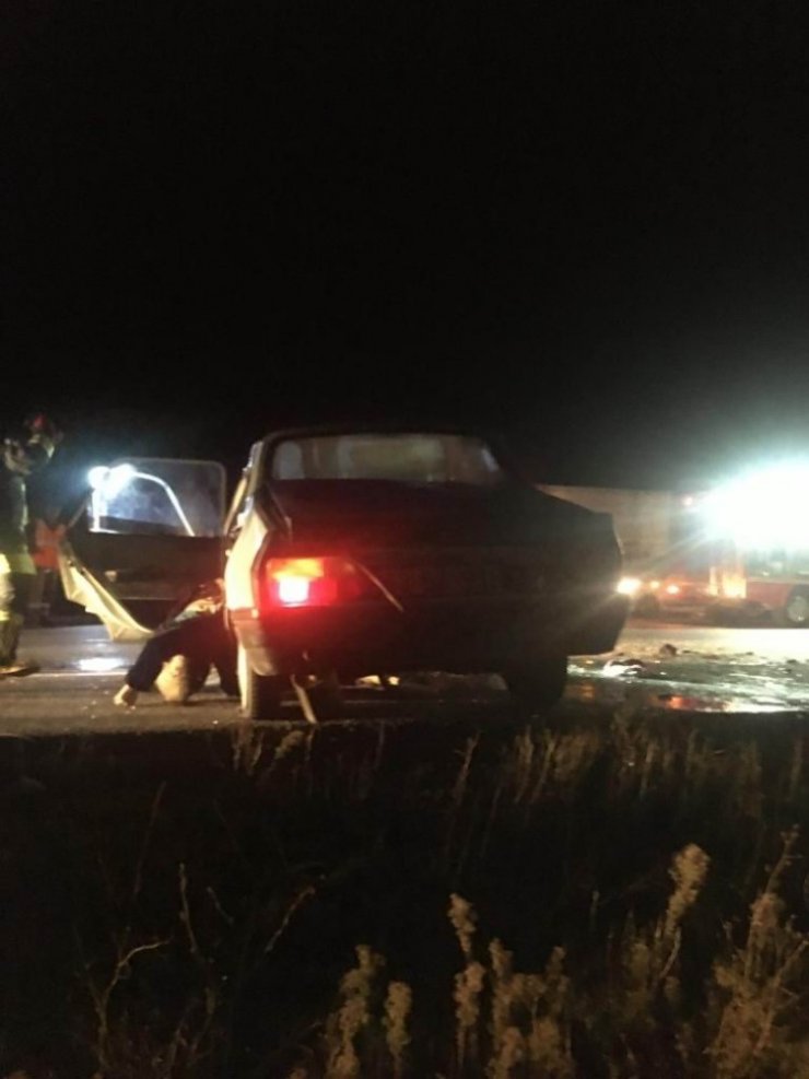 Otomobil traktöre bağlı römorka çarptı: 2 ölü, 3 yaralı