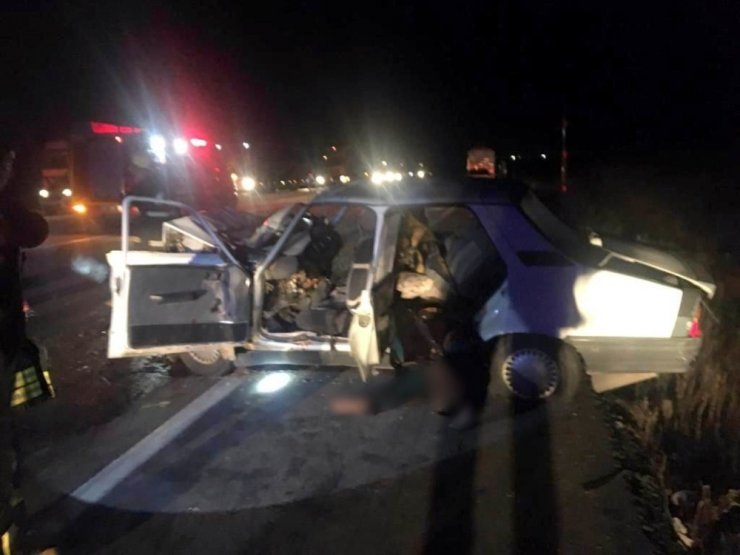 Otomobil traktöre bağlı römorka çarptı: 2 ölü, 3 yaralı