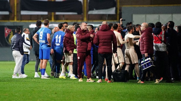 Tuzlaspor - Galatasaray maçının ardından saha karıştı