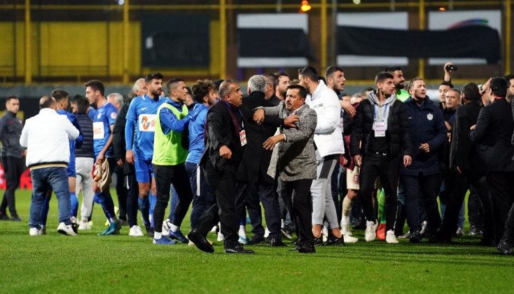 Tuzlaspor - Galatasaray maçının ardından saha karıştı