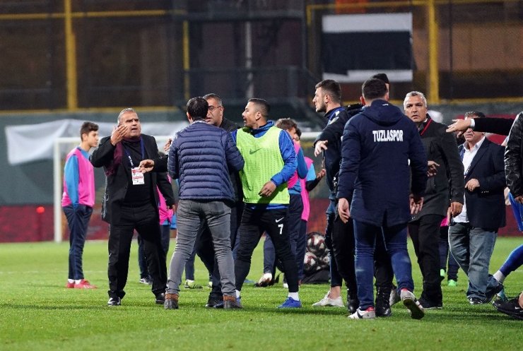 Tuzlaspor - Galatasaray maçının ardından saha karıştı