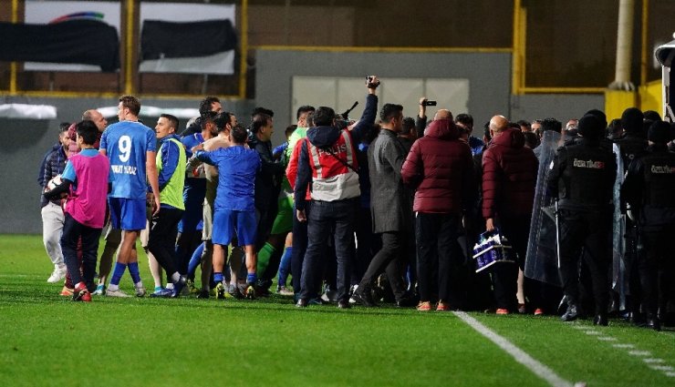 Tuzlaspor - Galatasaray maçının ardından saha karıştı