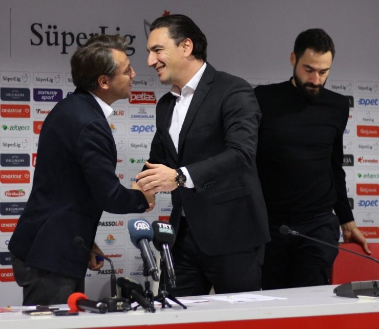 Tamer Tuna Antalyaspor’da üç ayrılığı açıkladı