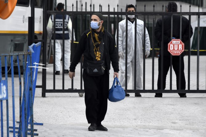 Umreden dönüp, karantina süresi dolanların tahliyesine 1 hafta erteleme 