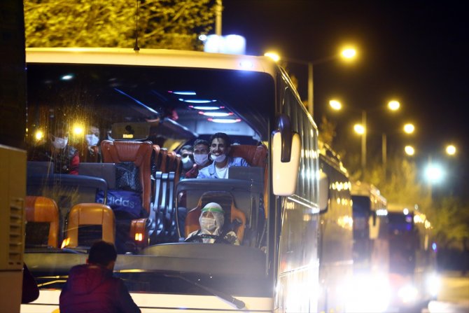 Cezayir'den getirilen 144 kişi Konya'daki yurda yerleştirildi