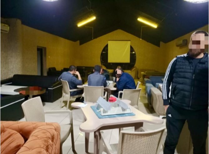 Açık olan kafedeki 17 kişiye idari işlem