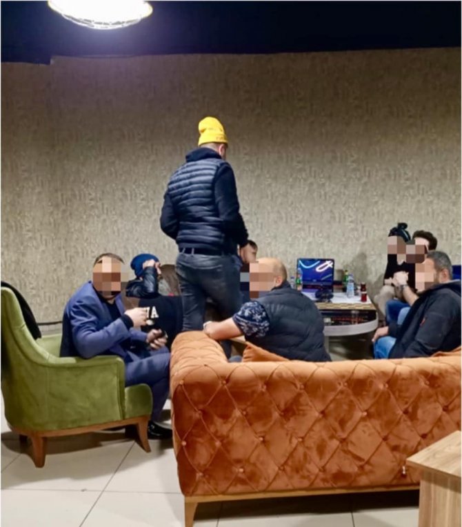 Açık olan kafedeki 17 kişiye idari işlem