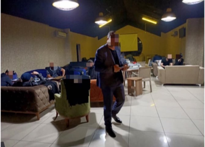 Açık olan kafedeki 17 kişiye idari işlem