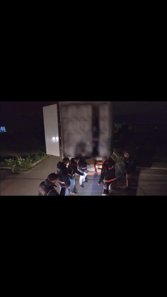 Polis, durdurduğu kamyonda 5 milyon 900 bin 'makaron' ele geçirdi