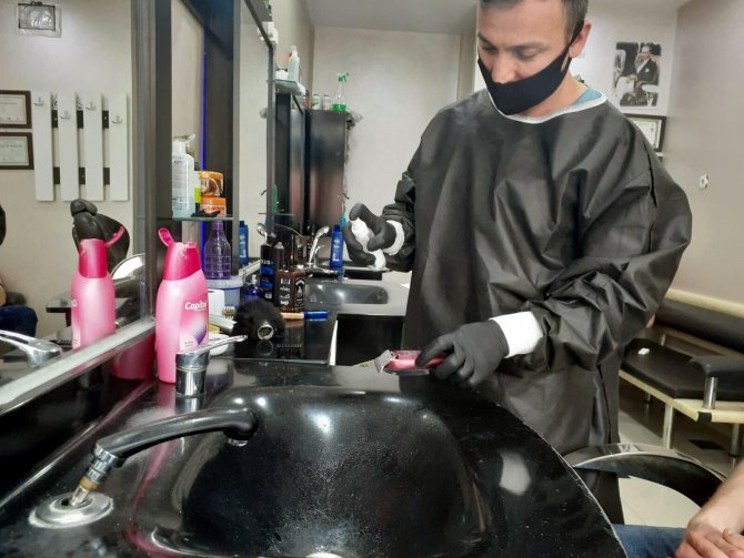 Uşak'ta 26 berberin Covid-19 testi pozitif çıktı