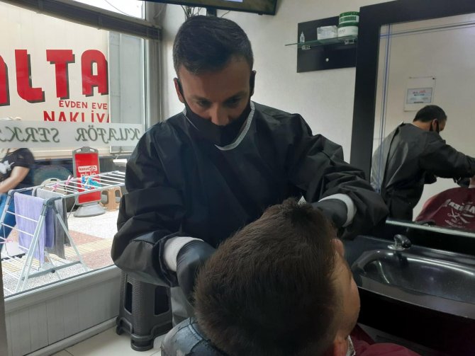 Uşak'ta 26 berberin Covid-19 testi pozitif çıktı