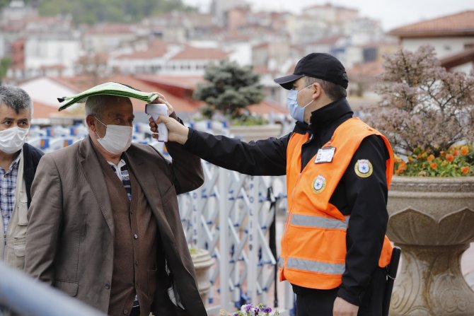 Başkent'te cuma namazı cami avlularında, halı sahalarda kılındı