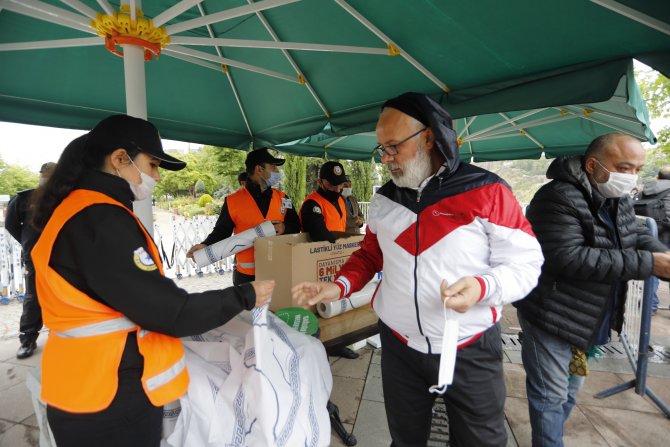 Başkent'te cuma namazı cami avlularında, halı sahalarda kılındı