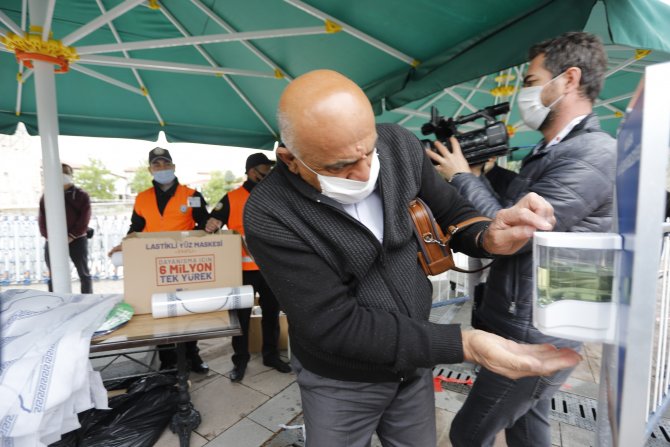 Başkent'te cuma namazı cami avlularında, halı sahalarda kılındı