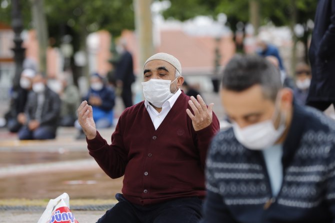 Başkent'te cuma namazı cami avlularında, halı sahalarda kılındı
