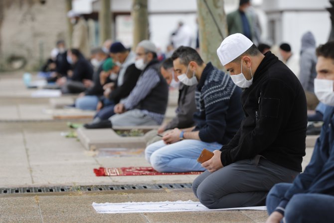 Başkent'te cuma namazı cami avlularında, halı sahalarda kılındı
