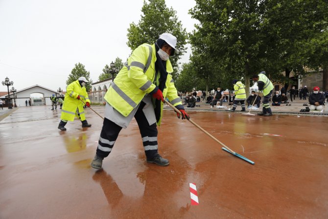 Başkent'te cuma namazı cami avlularında, halı sahalarda kılındı