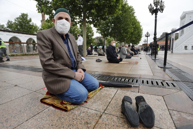Başkent'te cuma namazı cami avlularında, halı sahalarda kılındı