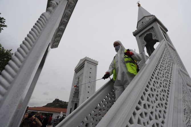 Başkent'te cuma namazı cami avlularında, halı sahalarda kılındı