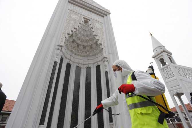 Başkent'te cuma namazı cami avlularında, halı sahalarda kılındı