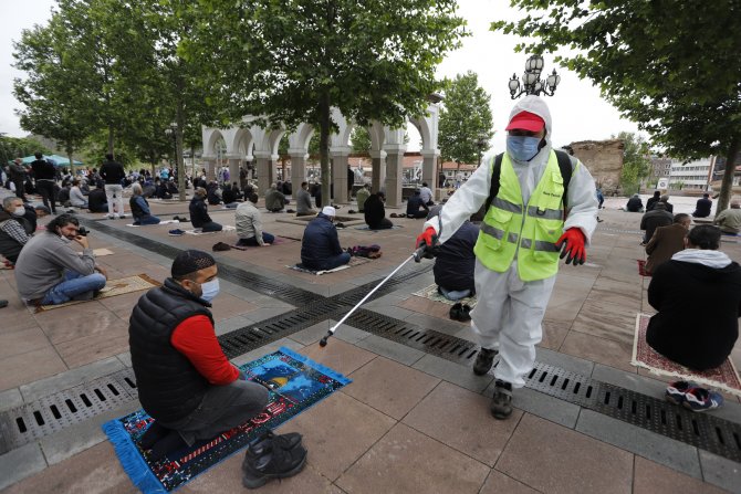 Başkent'te cuma namazı cami avlularında, halı sahalarda kılındı