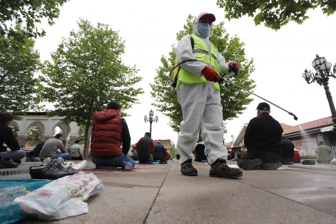 Başkent'te cuma namazı cami avlularında, halı sahalarda kılındı