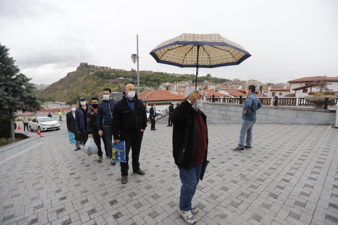 Başkent'te cuma namazı cami avlularında, halı sahalarda kılındı