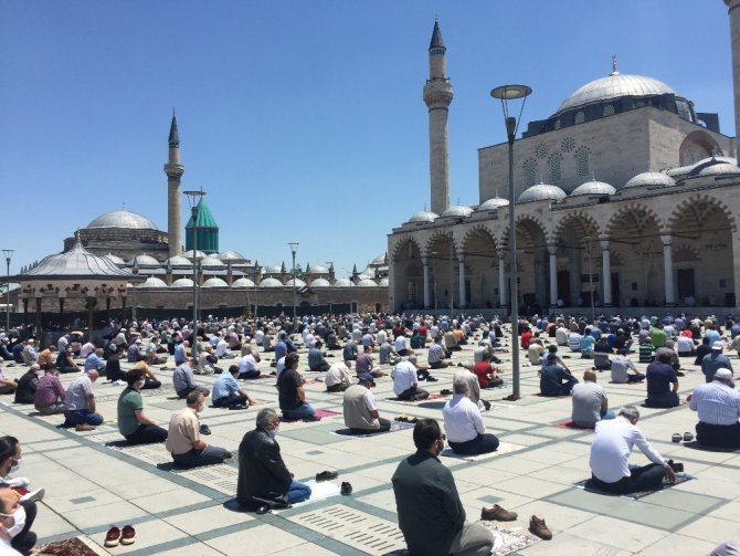 Konya’da sosyal mesafeli ikinci cuma namazı kılındı
