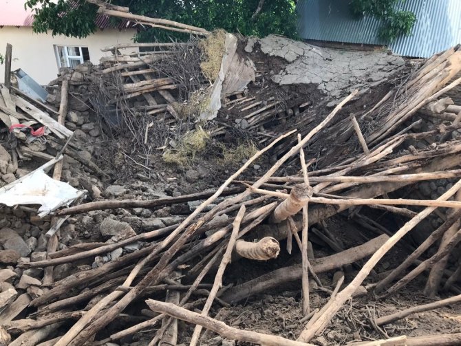 Yedisu’da 4.3’lük deprem, samanlık çöktü