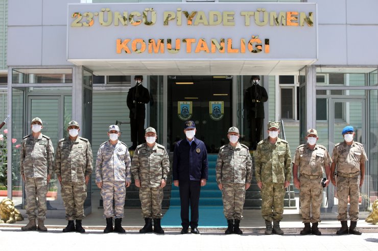 Bakan Akar, operasyonu sınır hattından takip ediyor