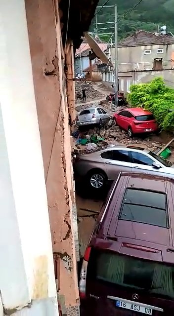 Bursa'da, sel felaketinde evde mahsur kalan bir kişi öldü