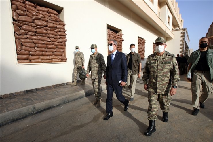 Bakan Akar, Libya'da Mehmetçik'le bir araya geldi, Orta Akdeniz’deki TCG Giresun'u ziyaret etti