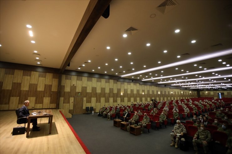 Bakan Akar, Libya'da Mehmetçik'le bir araya geldi, Orta Akdeniz’deki TCG Giresun'u ziyaret etti