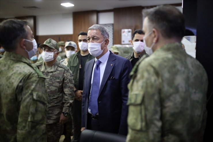 Bakan Akar, Libya'da Mehmetçik'le bir araya geldi, Orta Akdeniz’deki TCG Giresun'u ziyaret etti