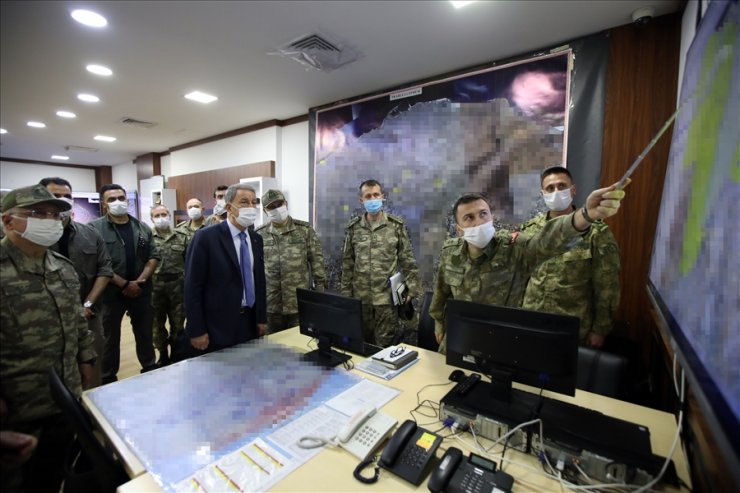 Bakan Akar, Libya'da Mehmetçik'le bir araya geldi, Orta Akdeniz’deki TCG Giresun'u ziyaret etti