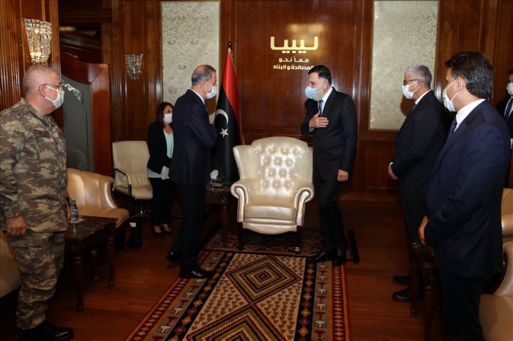 Bakan Akar, Libya'da Mehmetçik'le bir araya geldi, Orta Akdeniz’deki TCG Giresun'u ziyaret etti